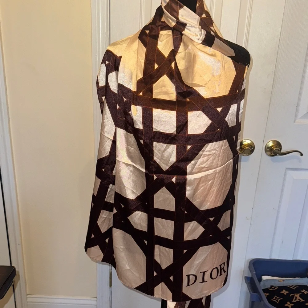 Brown and Cream Scarf - Picture 4 of 11